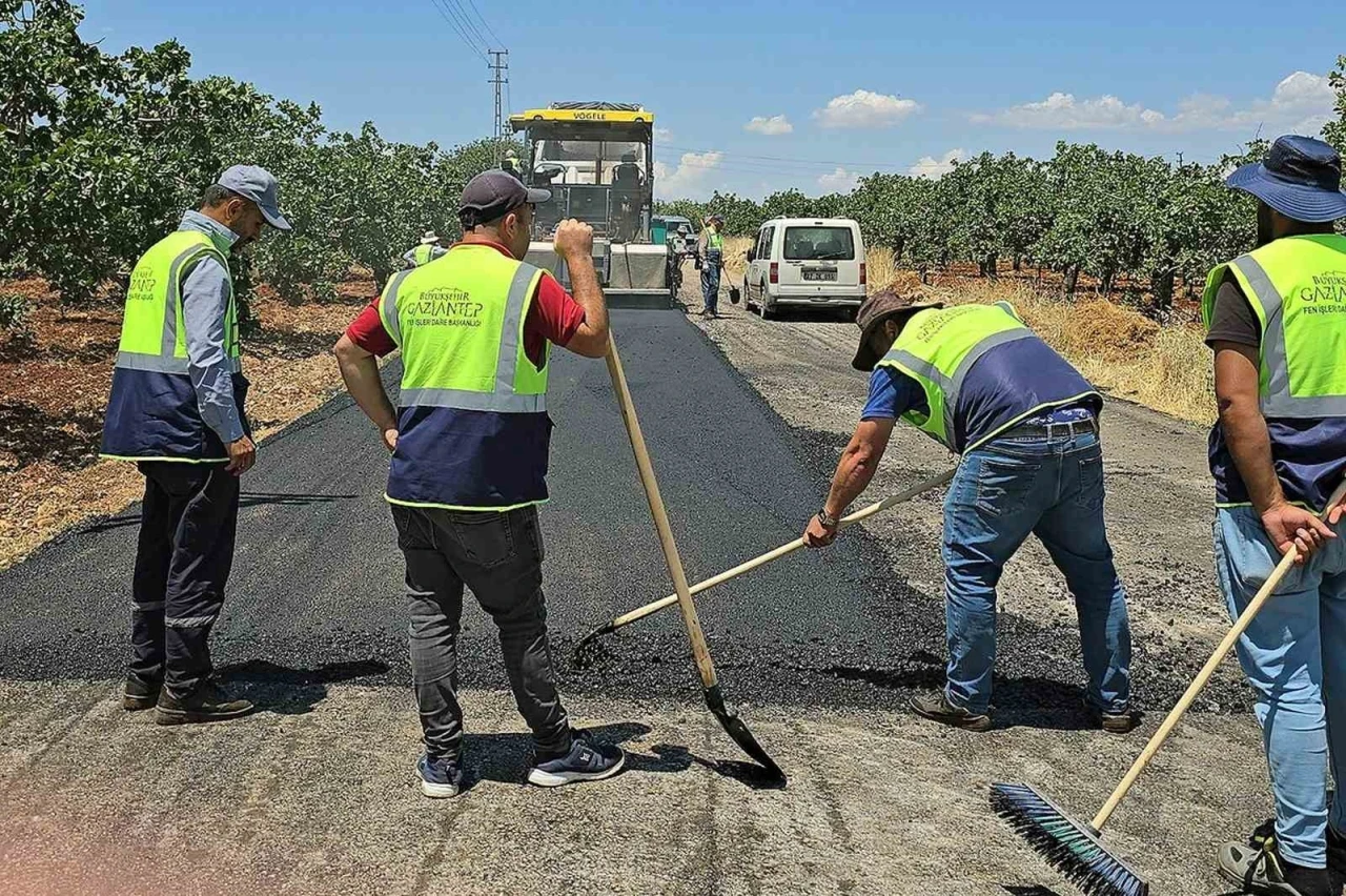 Araban&rsquo;da sıcak asfalt &ccedil;alışmaları devam ediyor
