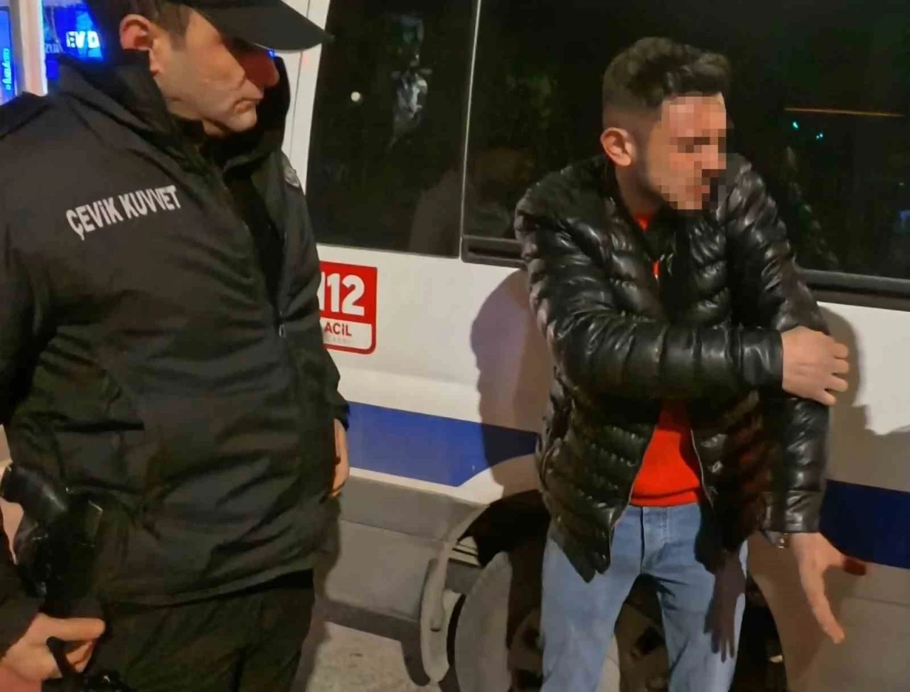 Arabanın i&ccedil;inde bı&ccedil;aklandı, "Ka&ccedil;masaydım beni &ouml;ld&uuml;r&uuml;rd&uuml;" dedi
