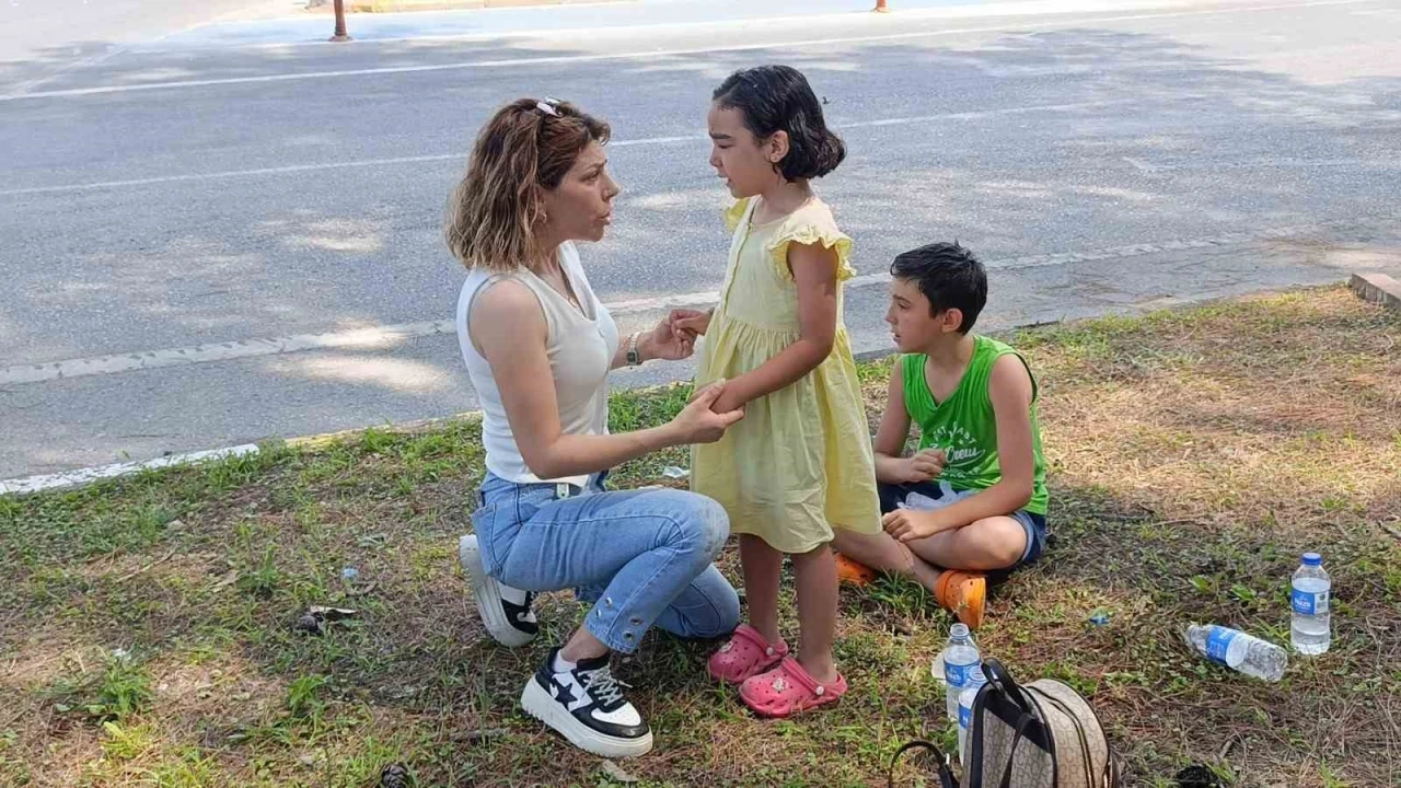 Arabasını kenara çekerek babaları için ağlayan çocukları sakinleştirdi
