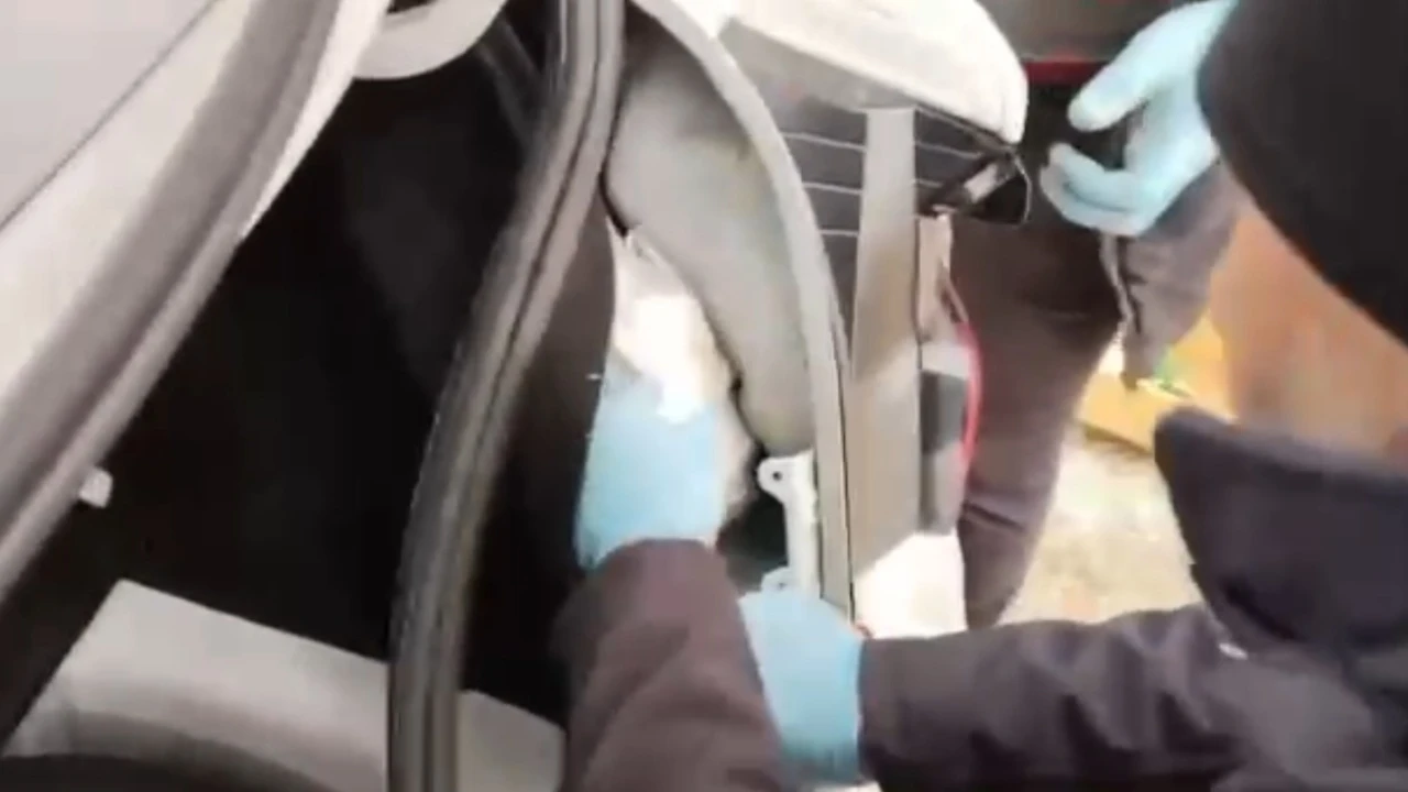 Arabaya uyuşturucu zulalayan şahıslar polisten kaçamadı: 3 tutuklama
