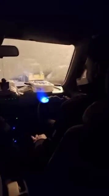 Ara&ccedil; i&ccedil;erisinde p&uuml;rm&uuml;zle ısınmaya &ccedil;alıştılar
