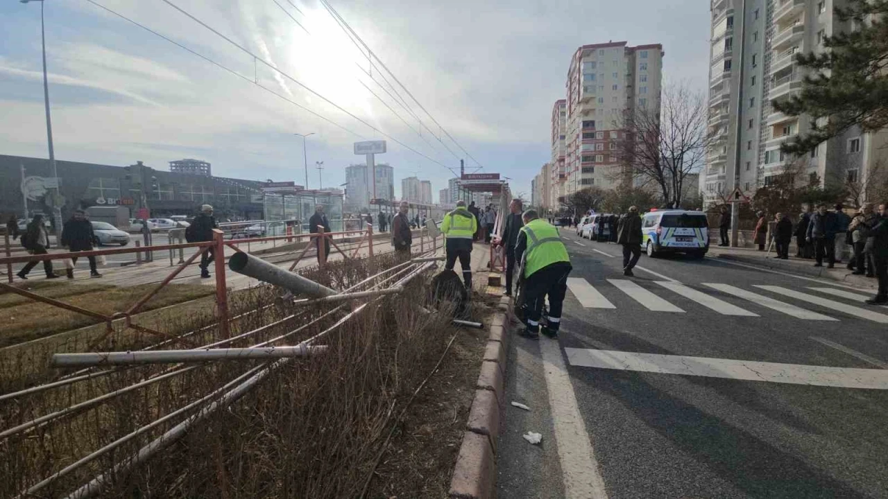 Ara&ccedil; ref&uuml;jde bekleyen yayaların arasına daldı: 3 yaralı
