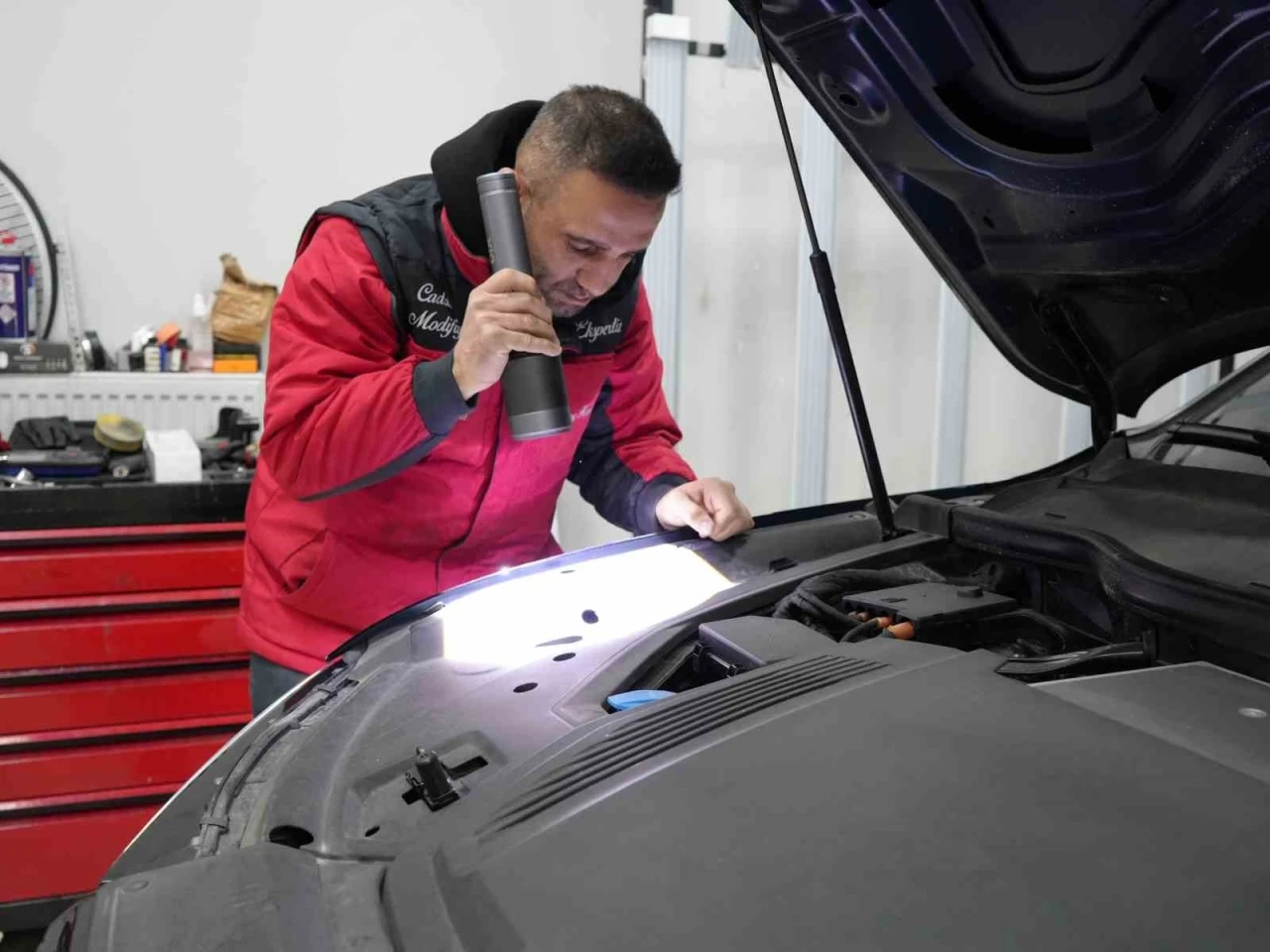 Ara&ccedil; satışında "sazan sarmalı" oyununu eksperin dikkati bozdu
