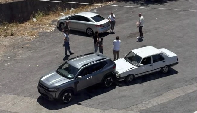 Ara&ccedil; taşıyıcı tırdan indirilen otomobil park halindeki araca &ccedil;arptı
