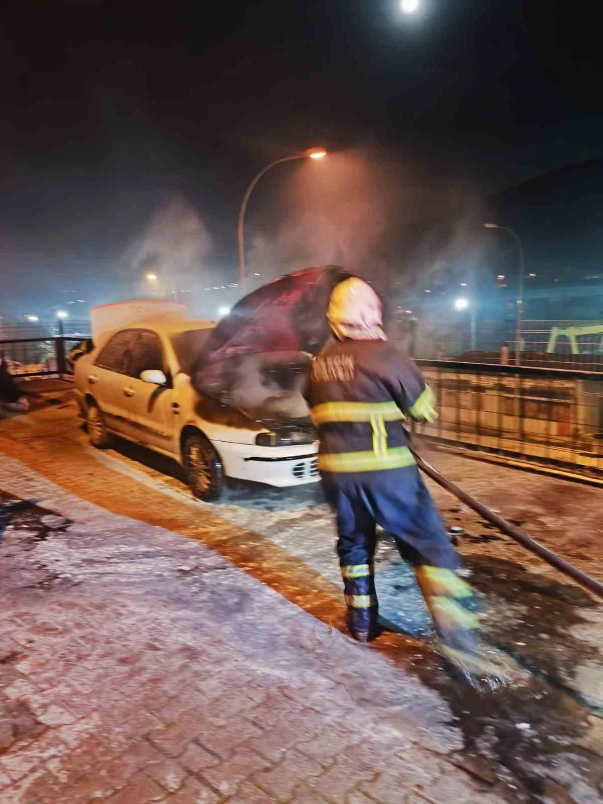 Ara&ccedil; yangını kısa s&uuml;rede s&ouml;nd&uuml;r&uuml;ld&uuml;
