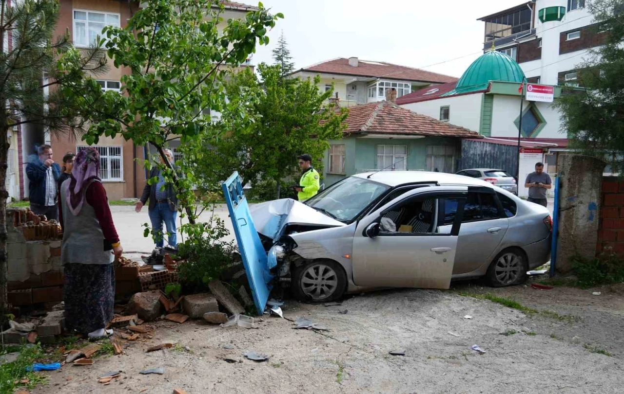Araca çarpmamak için ani manevra yaptı, bahçe duvarına daldı: 2 yaralı
