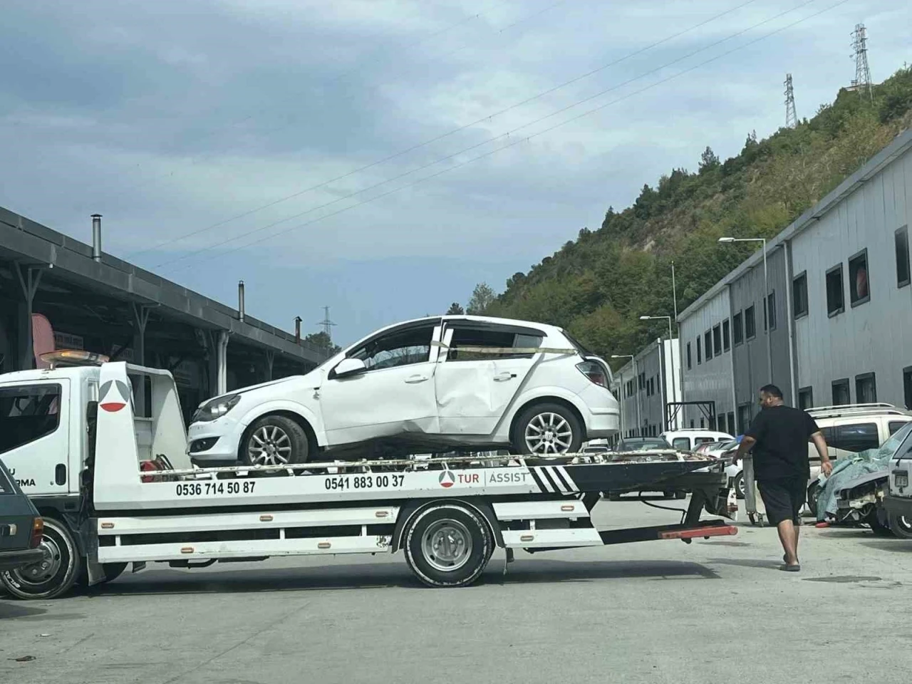 Araca giren arı, kazaya yol açtı: 2 yaralı
