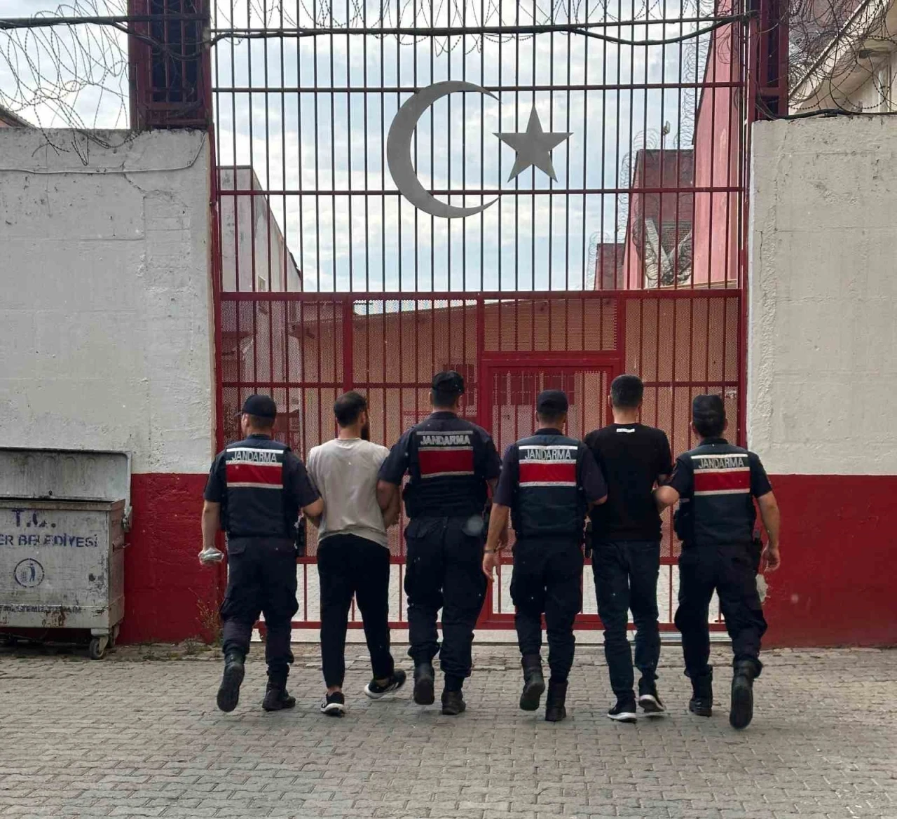 Aracı kurşunlayan şahıslar tutuklandı
