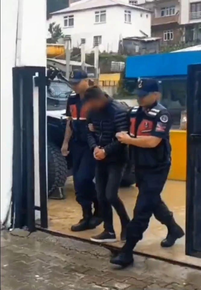 Aracı torpidoya ayaklarını uzatarak kullanan sürücü gözaltına alındı
