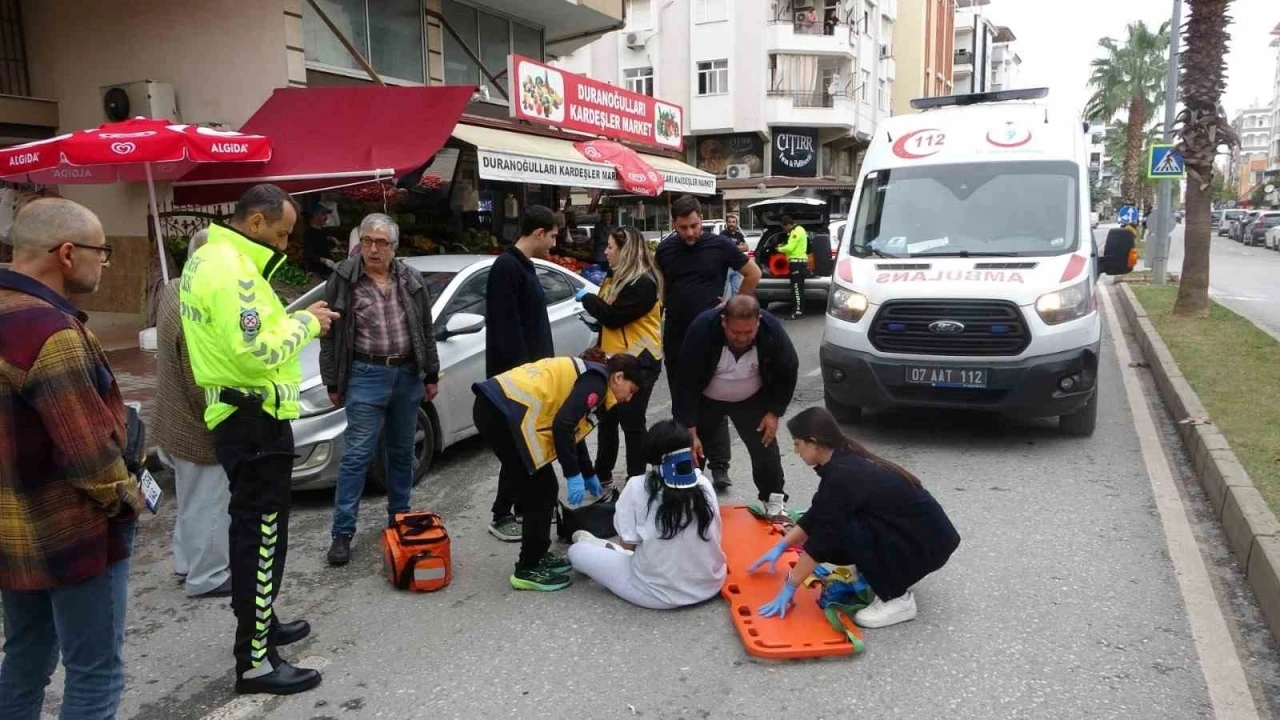 Aracın açılan kapısına çarpan motosikletteki 2 kişi yaralandı
