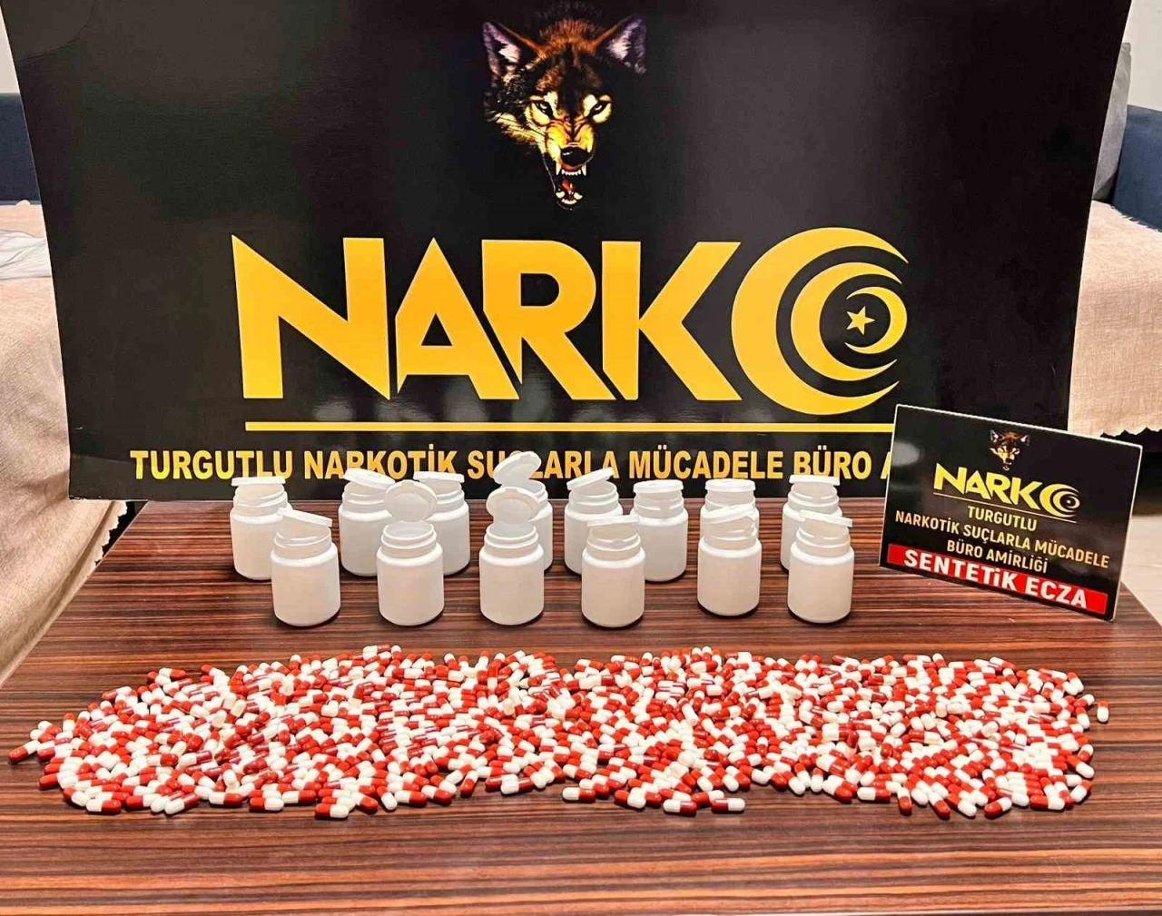 Aracın kaputuna sakladıkları uyuşturucuyla yakalandılar: 4 tutuklama
