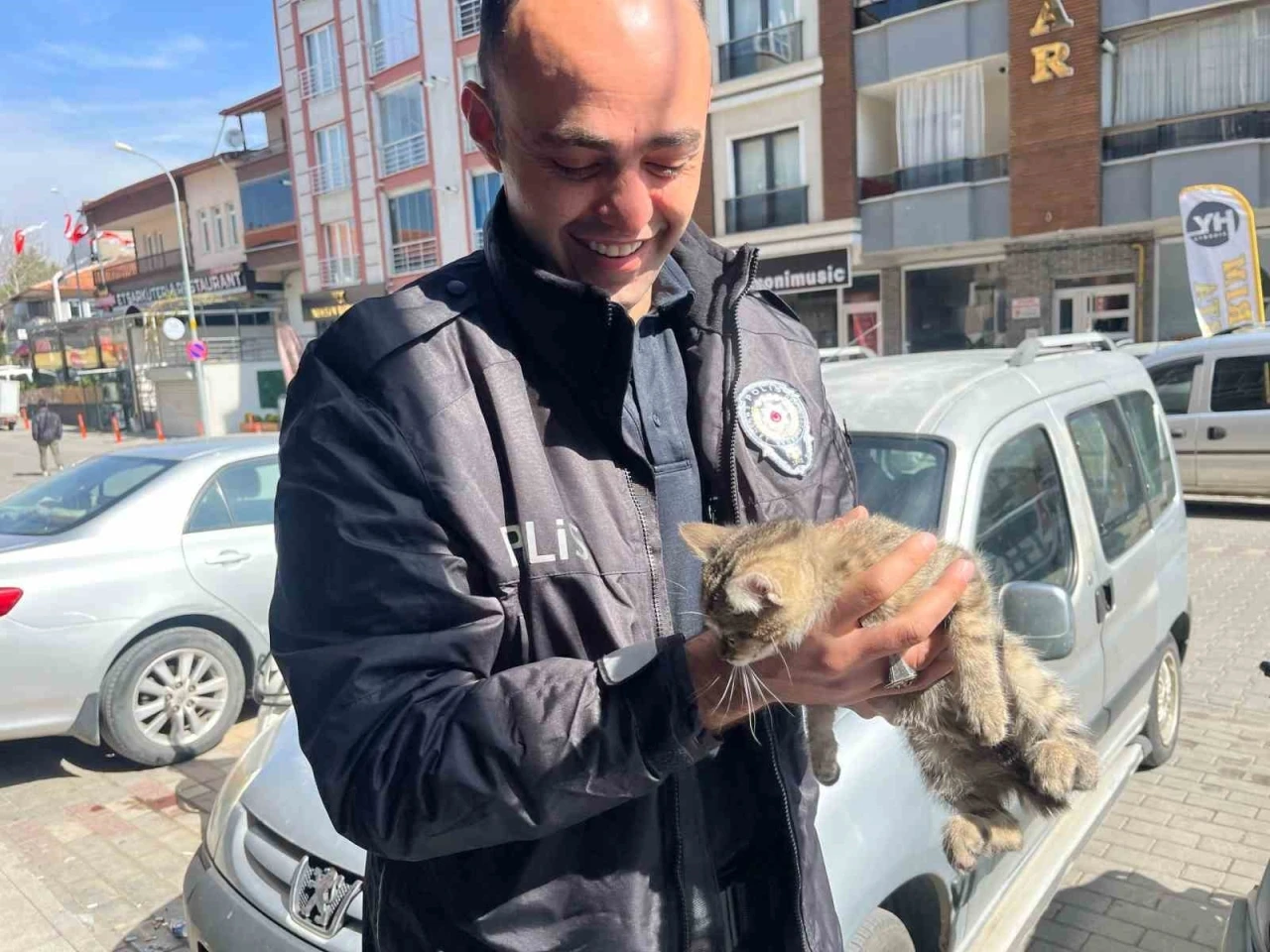 Aracın motoruna giren yavru kediyi polis kurtardı
