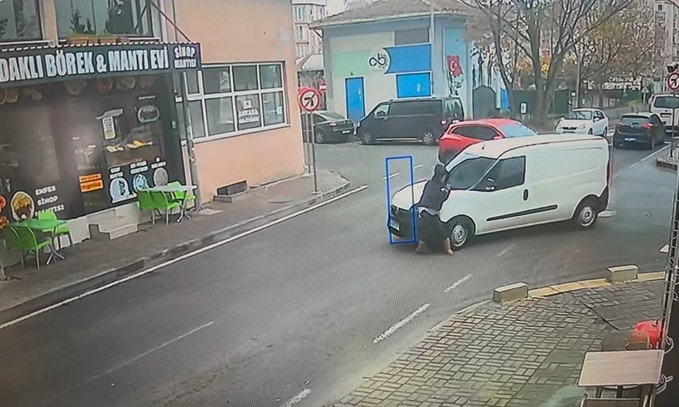 Aracın yayaya &ccedil;arptığı anlar kameraya yansıdı
