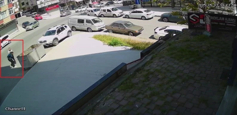 Aracını çalmaya çalışan hırsızı suçüstü yakaladı: O anlar kamerada
