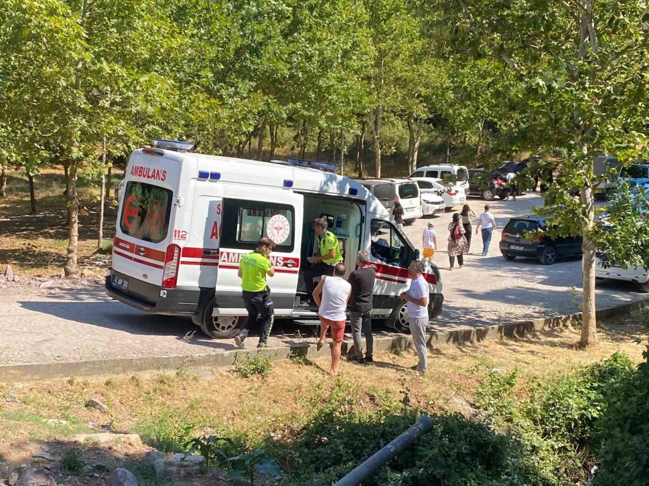 Aracını park etmek isterken 7 metrelik kanala düştü
