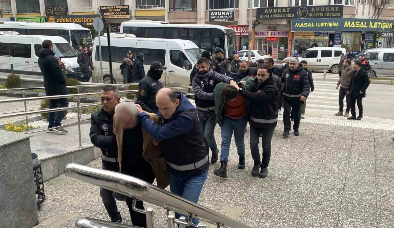 Aracını satmak isteyen vatandaşları milyonlarca lira dolandıran şebekeye 5 ilde operasyon: 14 g&ouml;zaltı
