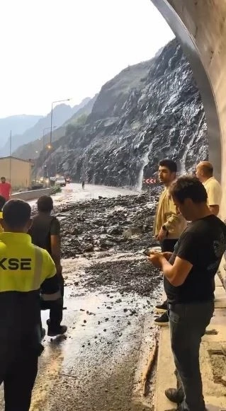 Aracının sileceği arızalandı, sileceği d&uuml;zeltmek i&ccedil;in durdu, saniyeler sonra heyelan oldu
