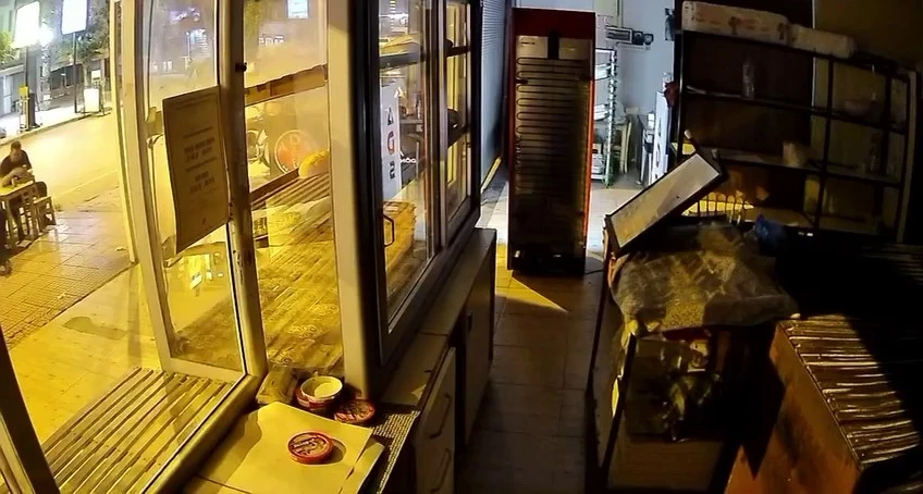 Araçla geçerken iş yerini kurşunladılar
