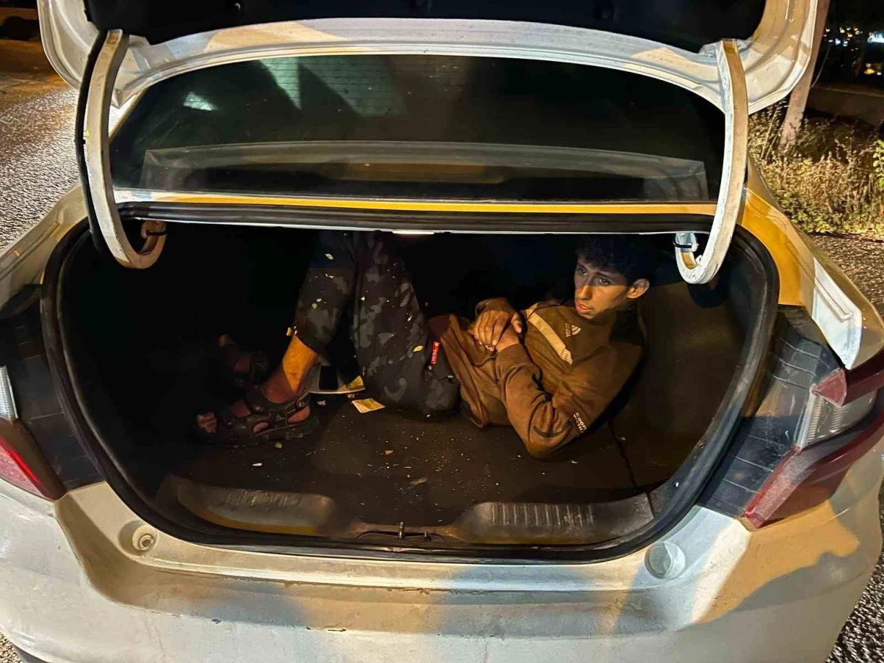 Araçların bagajlarından göçmen çıktı
