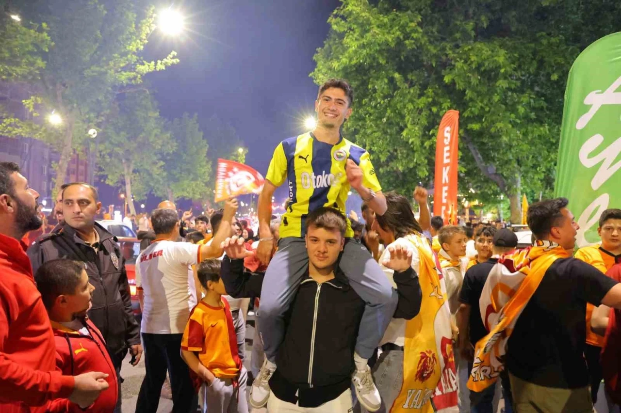 Araçlarına Fenerbahçe bayraklı tabut yerleştiren iki sürücüye ceza
