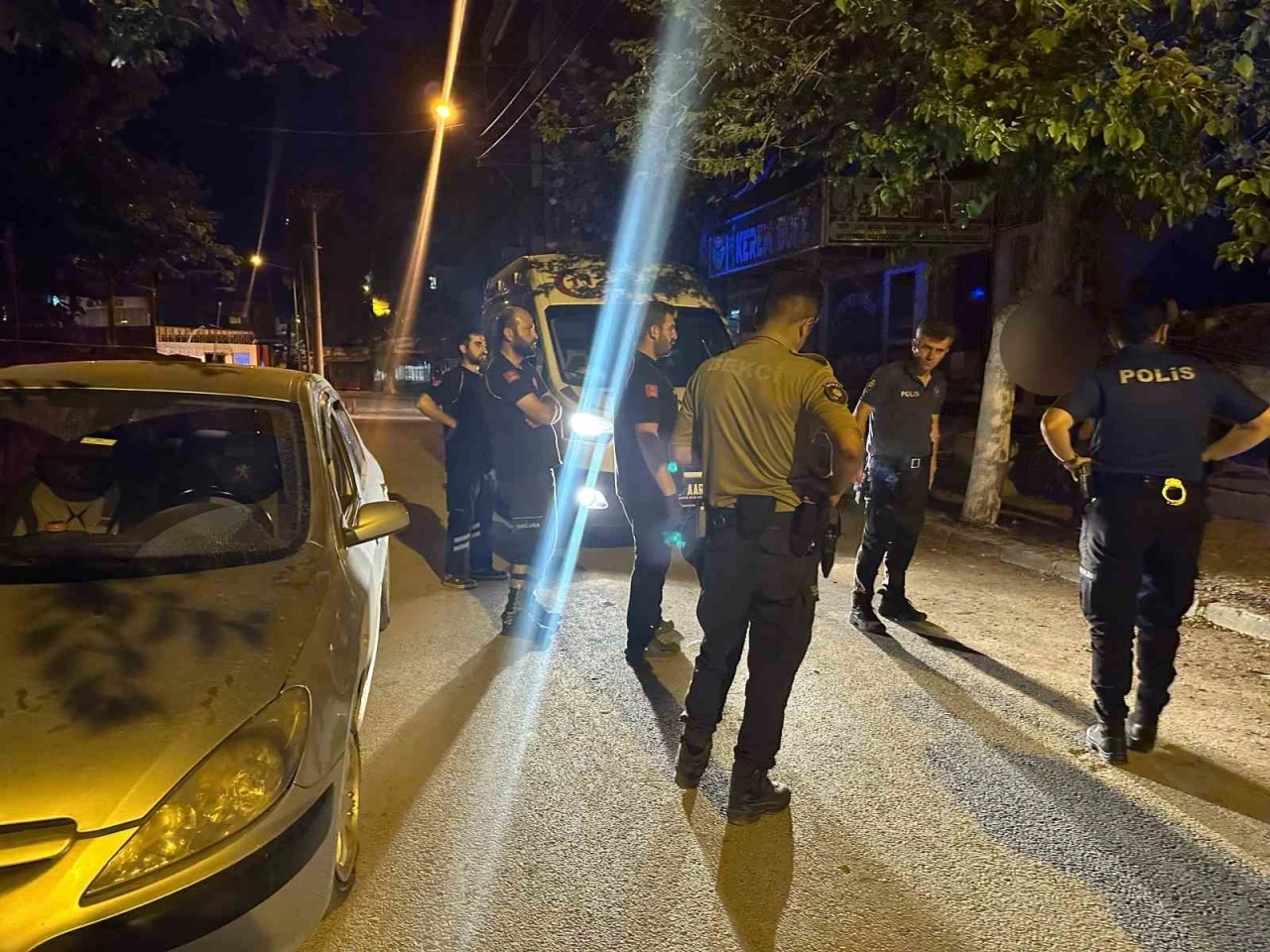 Araçta baygın bulunan 2 şahıs ekipleri hareket geçirdi
