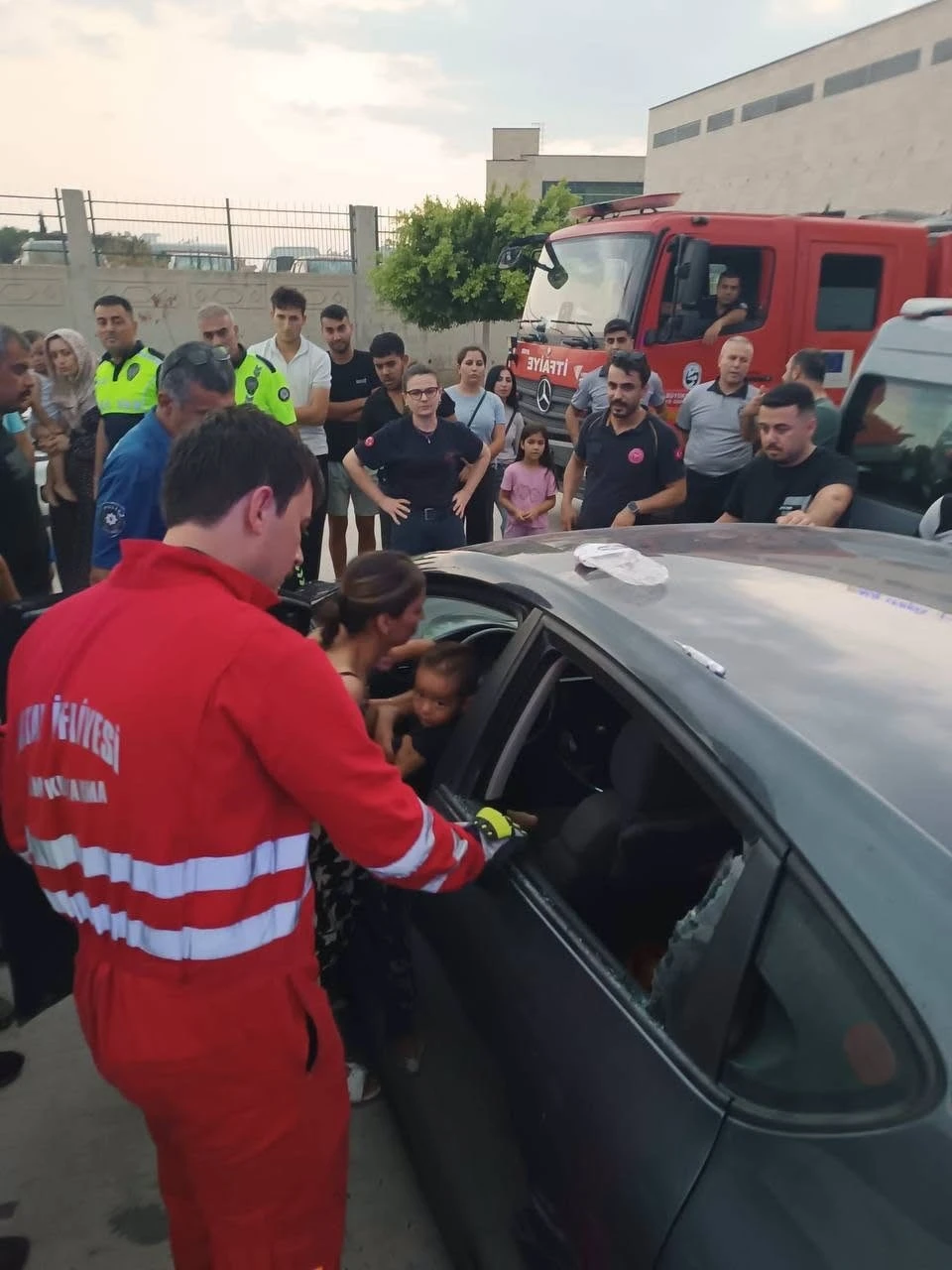 Ara&ccedil;ta kilitli kalan &ccedil;ocuk camın kırılmasıyla kurtarıldı
