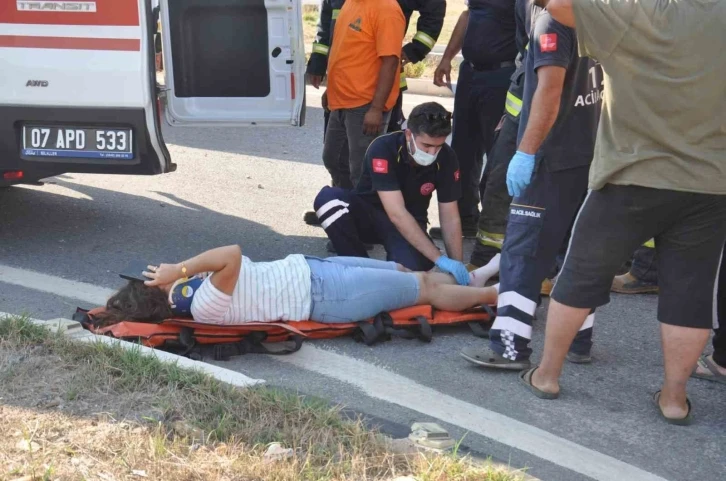 Ara&ccedil;ta sıkışan &ccedil;ift g&uuml;&ccedil;l&uuml;kle kurtarıldı
