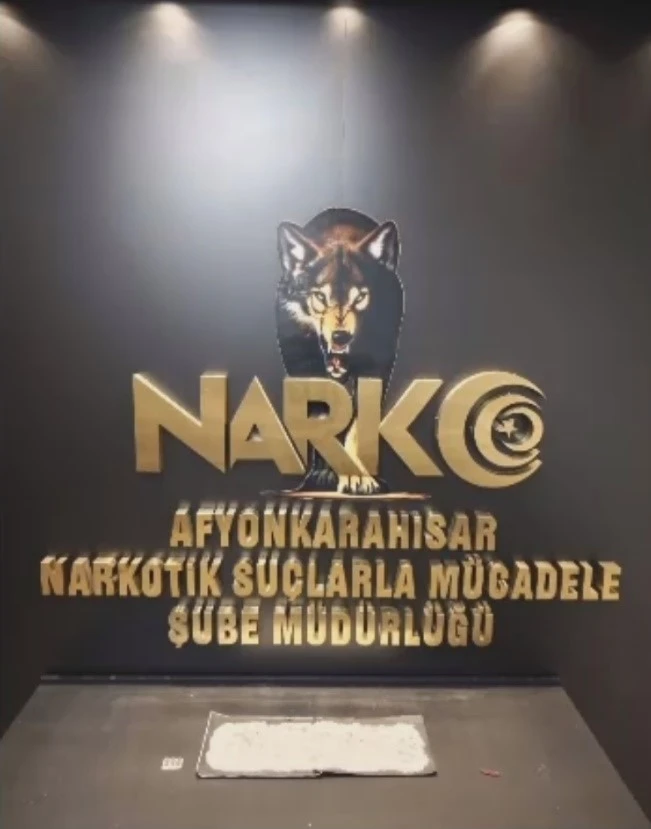 Ara&ccedil;ta zulalanmış uyuşturucuya 2 tutuklama

