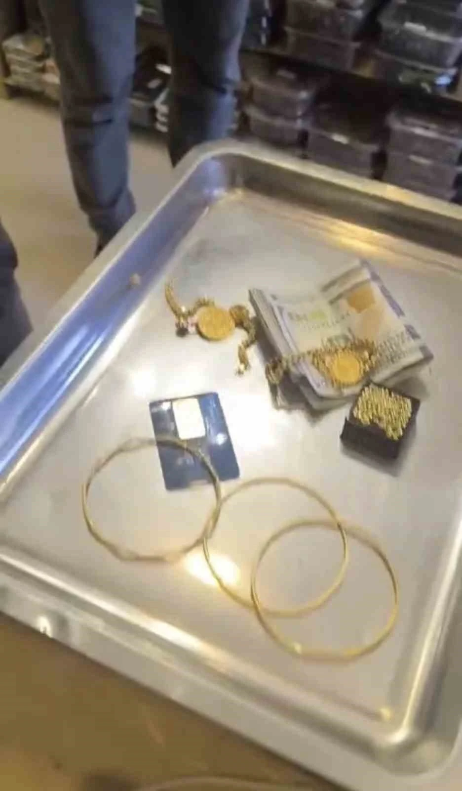 Araklı&rsquo;da duyarlı davranış: Altın ve para dolu &ccedil;anta sahibine teslim edildi
