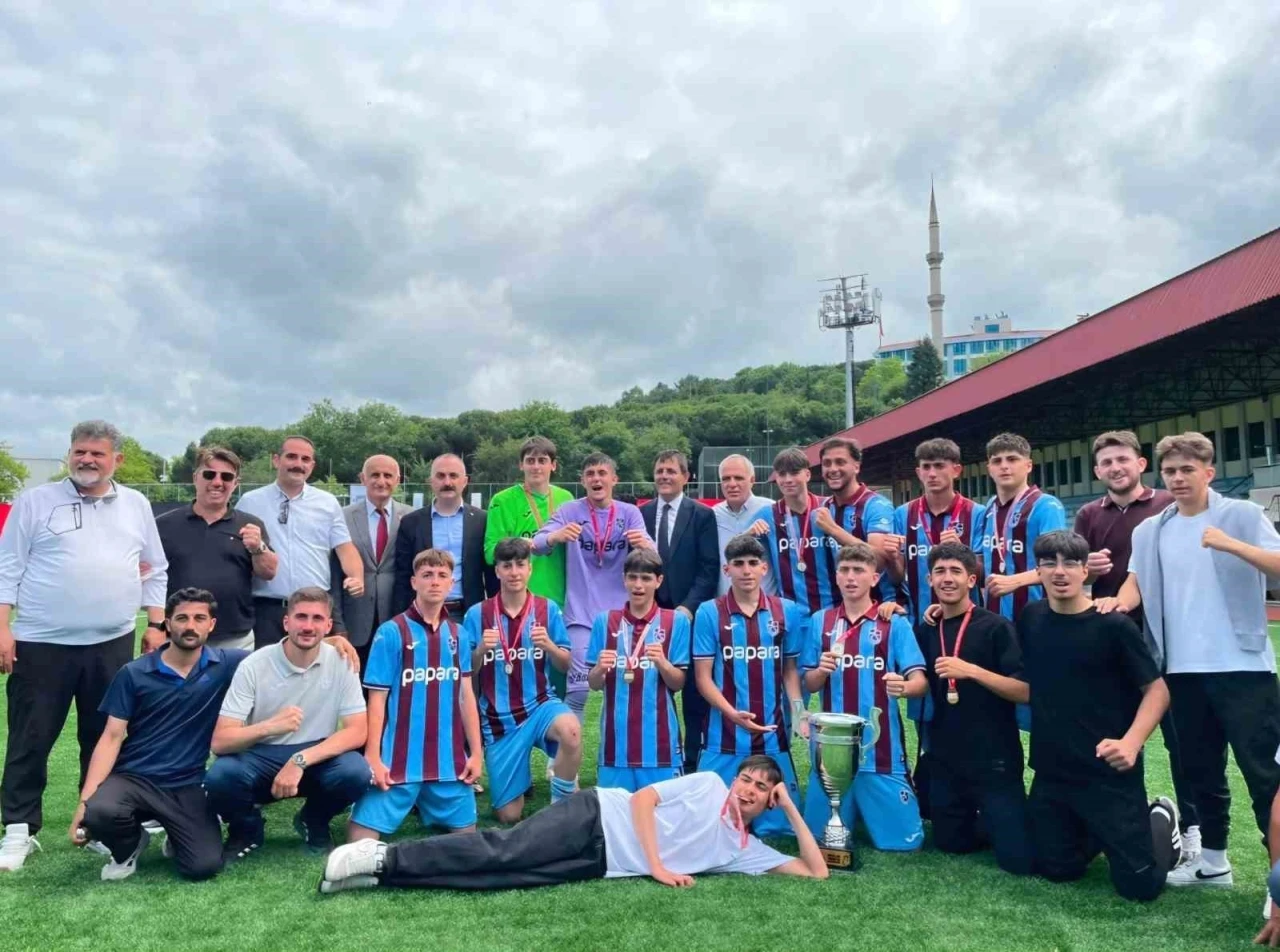 Araklı Saffet &Ccedil;ebi Lisesi&rsquo;nin şampiyonluk sevinci
