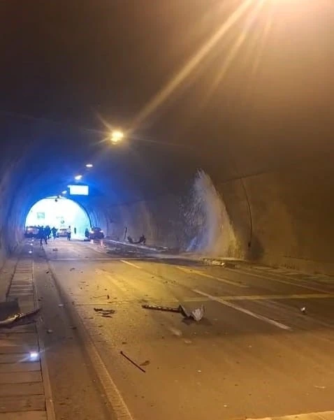 Araklı T&uuml;neli&rsquo;nde kaza: 4 yaralı
