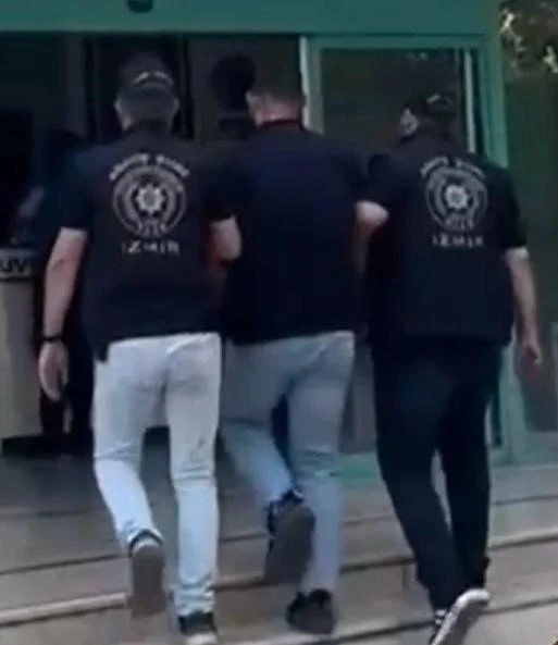 Aranan 2 hükümlü İzmir’de yakalandı
