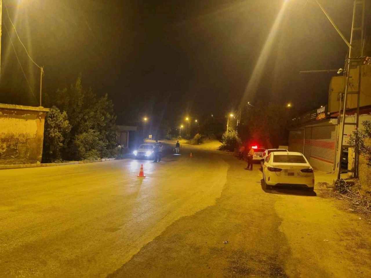 Aranan 2 şahıs yakalanıp cezaevine teslim edildi
