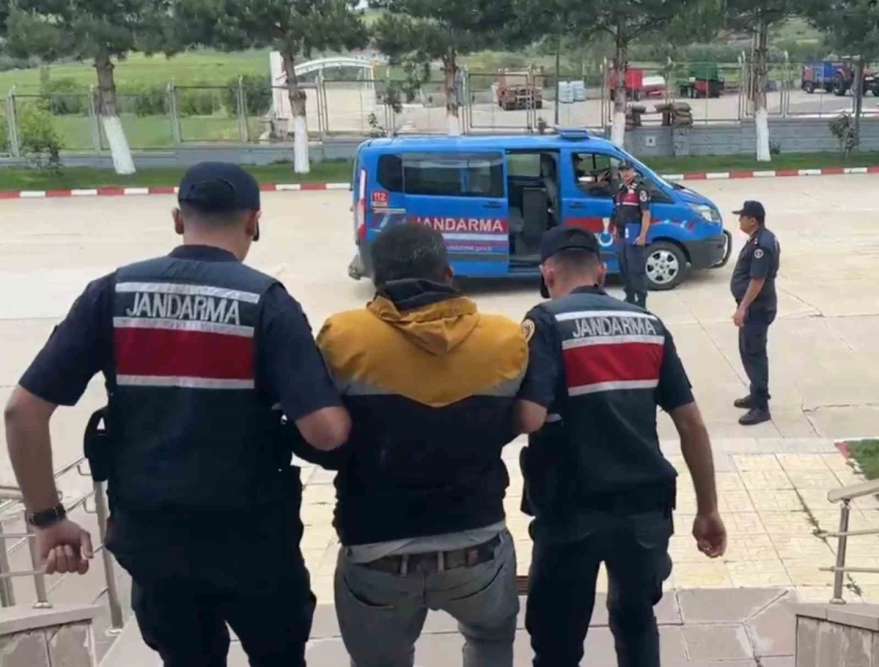Aranan şahıs, çaldığı traktörle tarlada yakalandı

