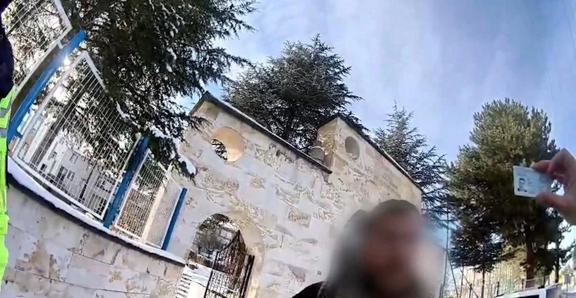 Aranan şahıs sahte kimlik ile yakalandı
