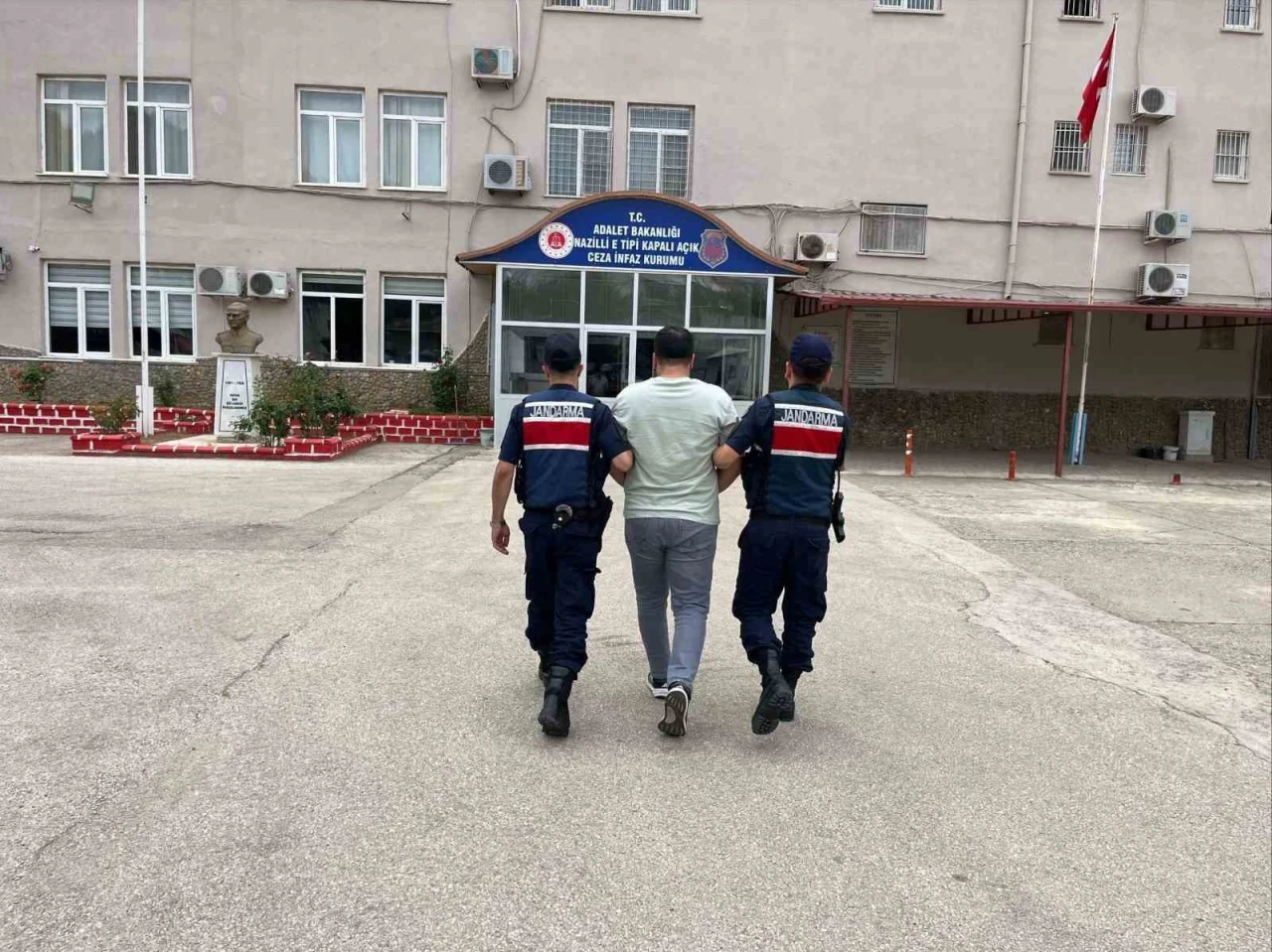 Aranan şahıslar jandarmadan kaçamadı
