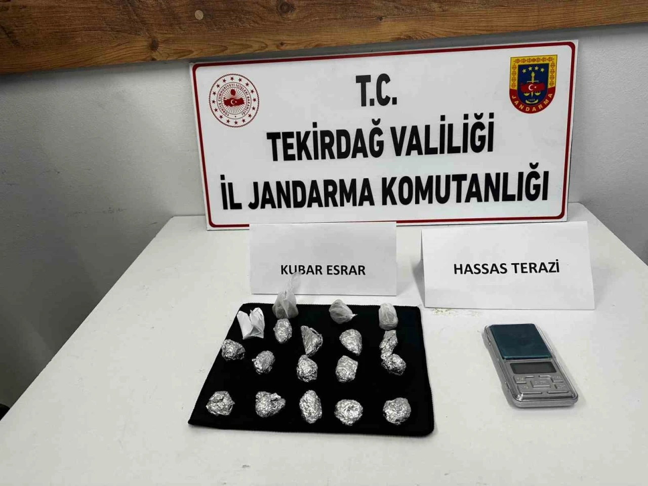 Aranma kaydı bulunan şahsın evinde uyuşturucu madde ele geçirildi
