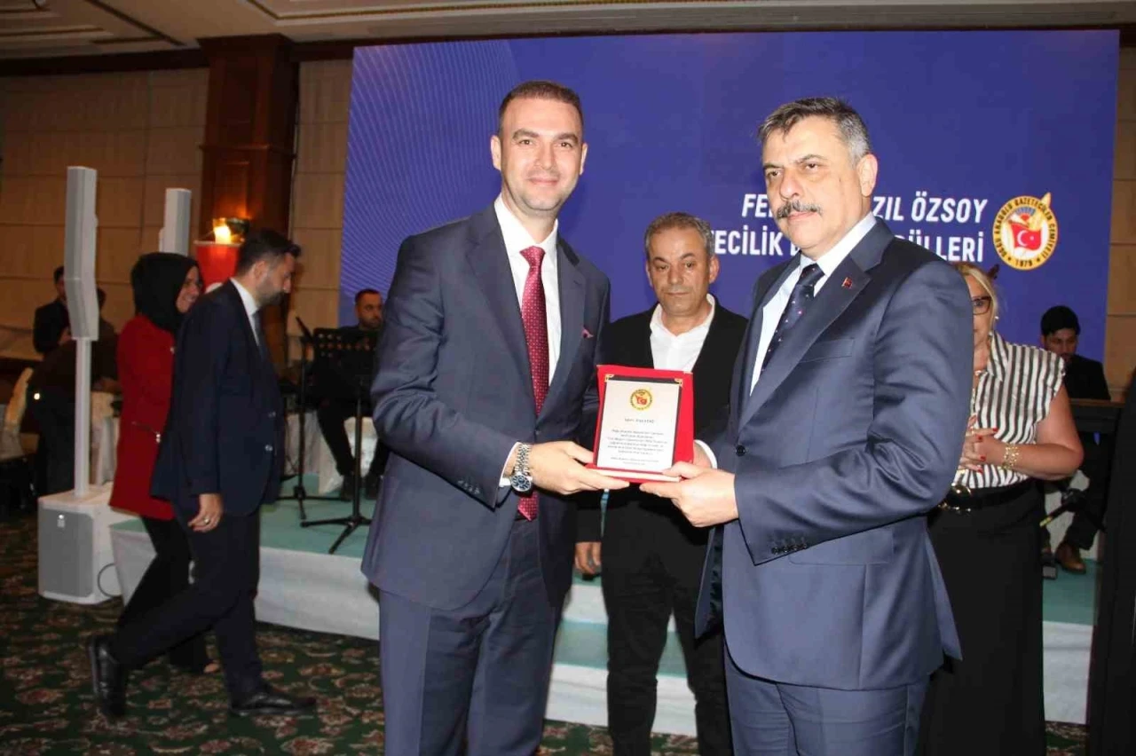 Aras Elektrik&rsquo;e teşekk&uuml;r plaketi
