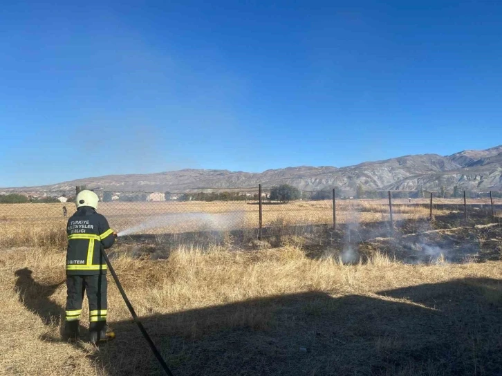 Arazi yangını b&uuml;y&uuml;meden s&ouml;nd&uuml;r&uuml;ld&uuml;
