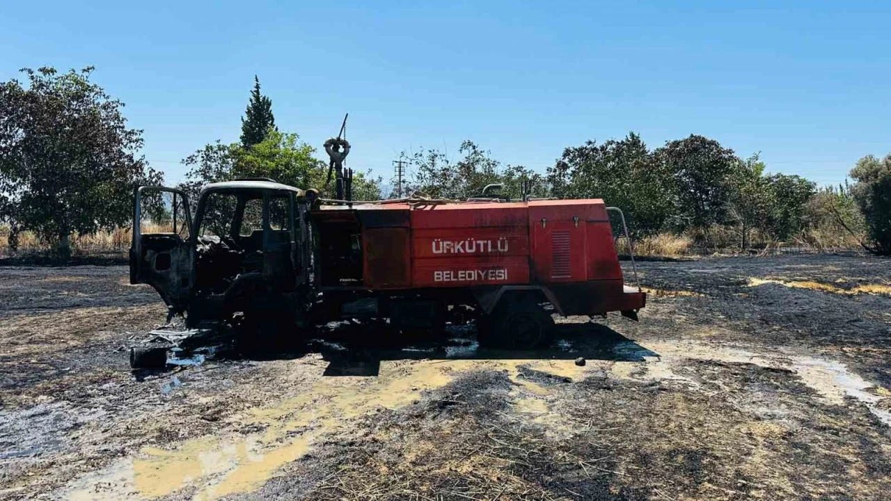 Arazi yangınında alevlerin arasında kalan itfaiye aracı yandı
