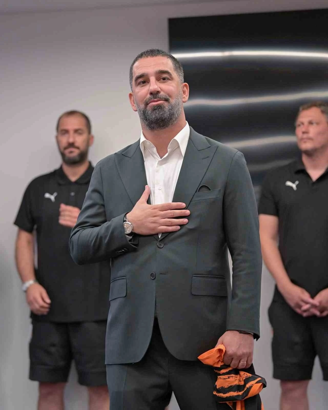 Arda Turan, yeni takımı Shakhtar Donetsk’te futbolcularla tanıştı
