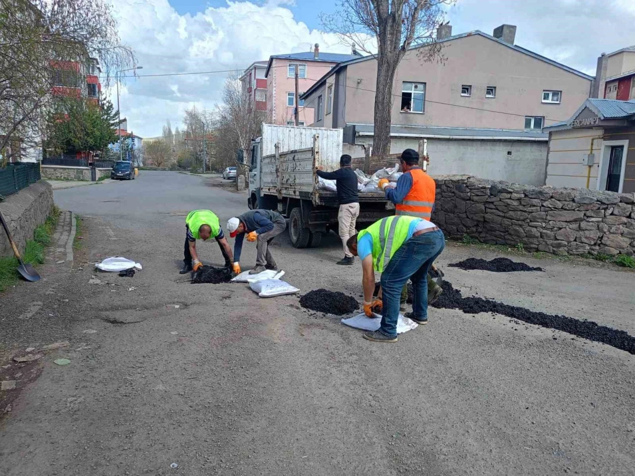 Ardahan’da asfalt yama çalışması
