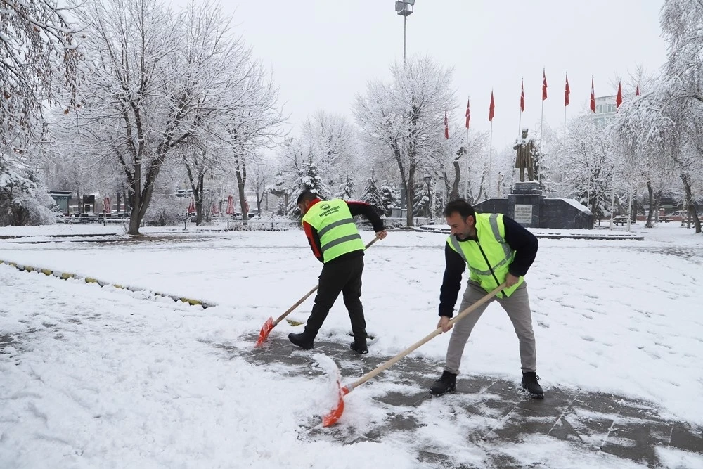 Ardahan’da belediyeden karla mücadele
