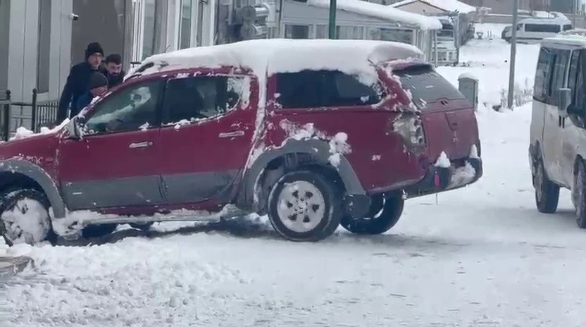 Ardahan&rsquo;da buz tutan yolda ara&ccedil;lar ilerleyemedi
