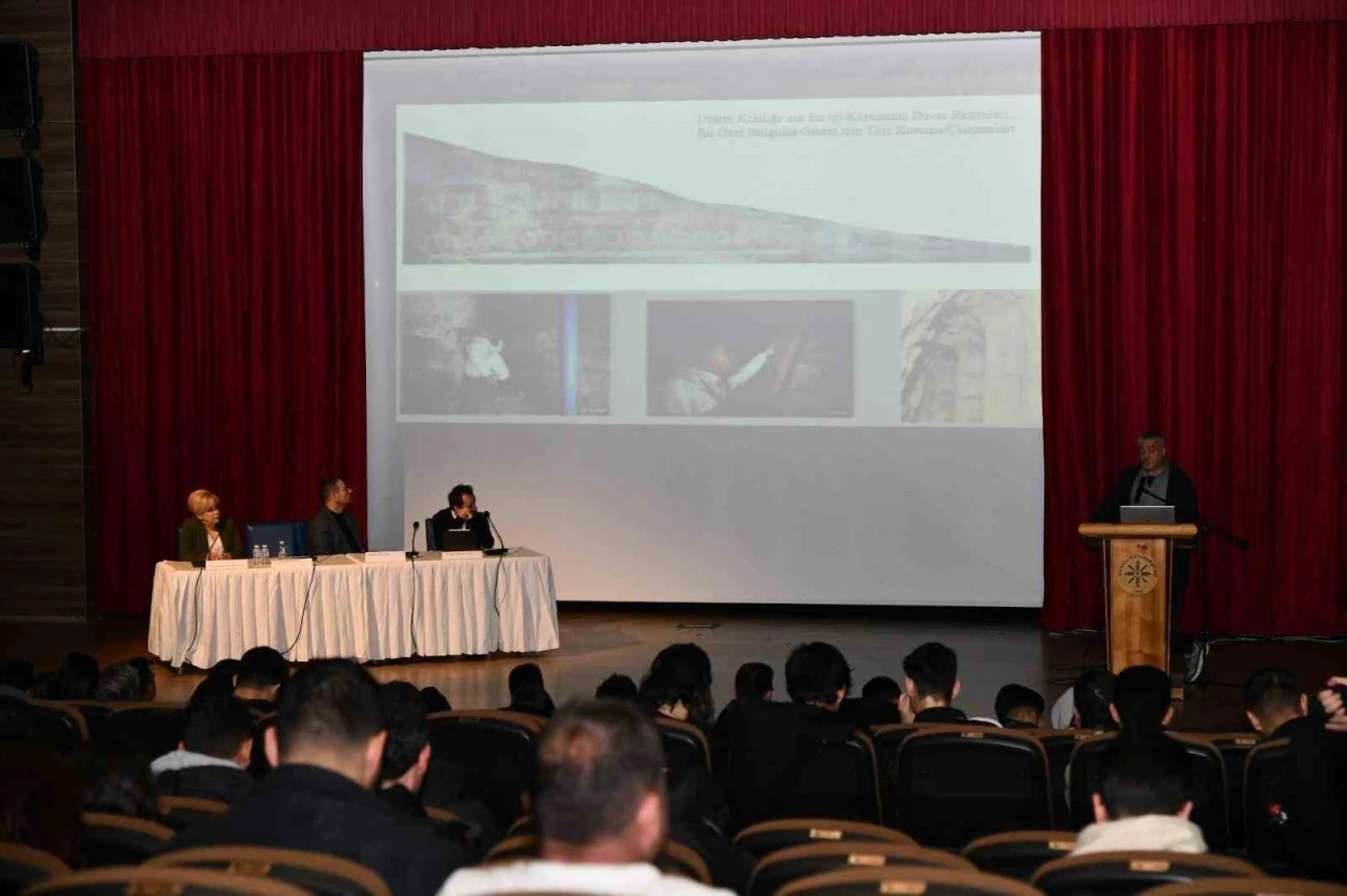 Ardahan&rsquo;da, &lsquo;Doğu Anadolu&rsquo;da arkeolojik kazılar, kronolojik s&uuml;re&ccedil;ler ve k&uuml;lt&uuml;r politikaları&rsquo; paneli
