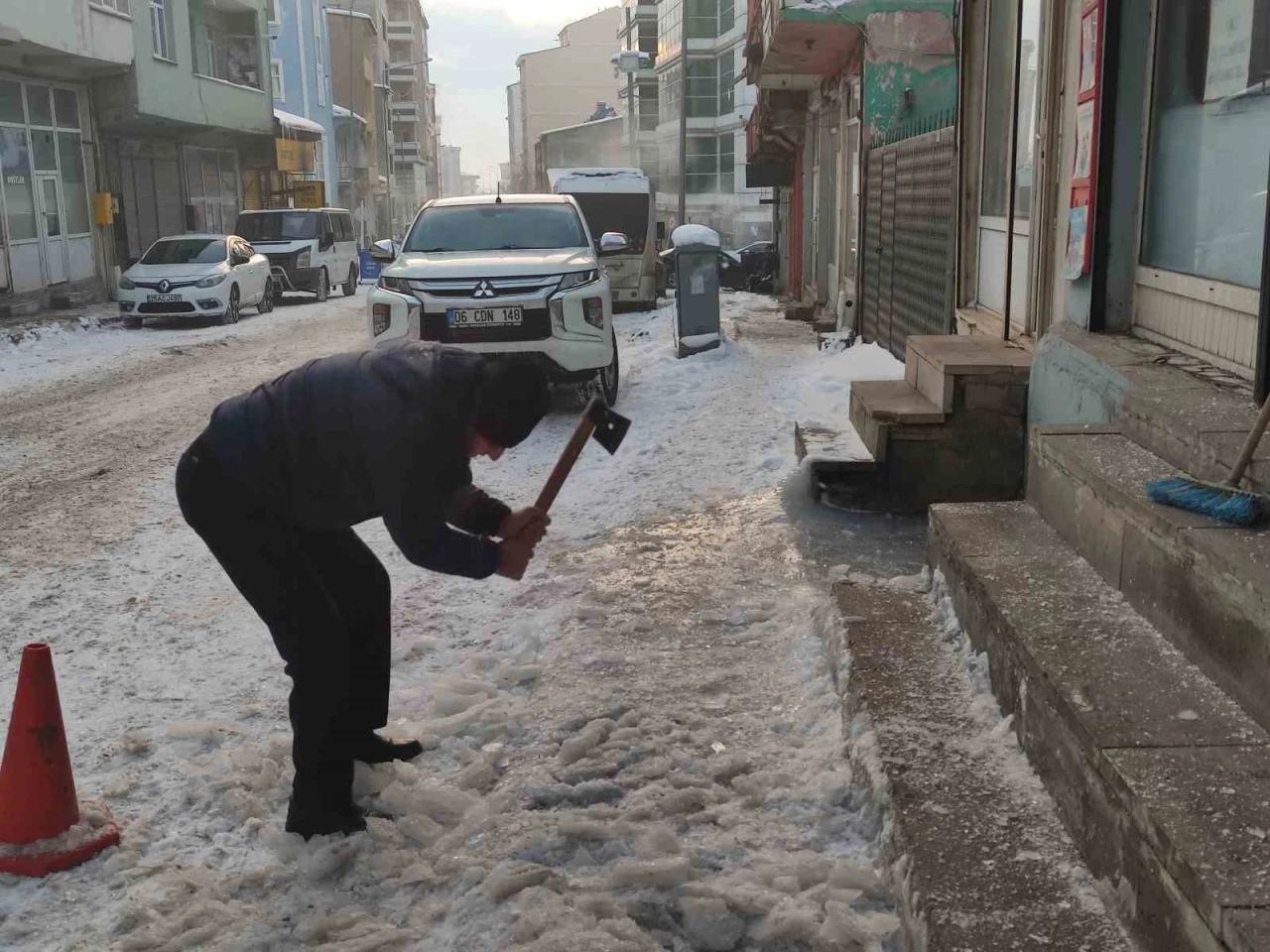 Ardahan&rsquo;da dondurucu soğuk ağa&ccedil;ları kırağıyla kapladı
