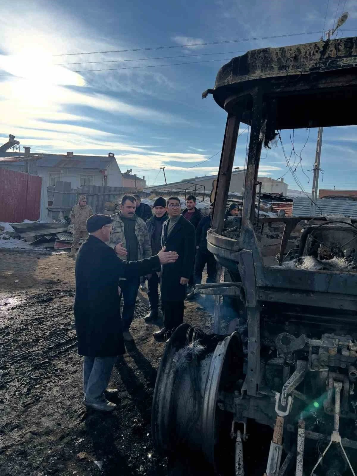 Ardahan&rsquo;da korkutan yangın: Trakt&ouml;r, ot balyaları ve 10 ton tahıl k&uuml;le d&ouml;nd&uuml;
