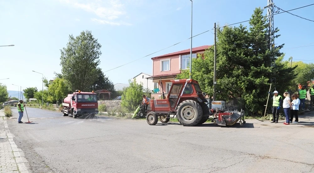 Ardahan’da mahallede temizlik ve bakım çalışması
