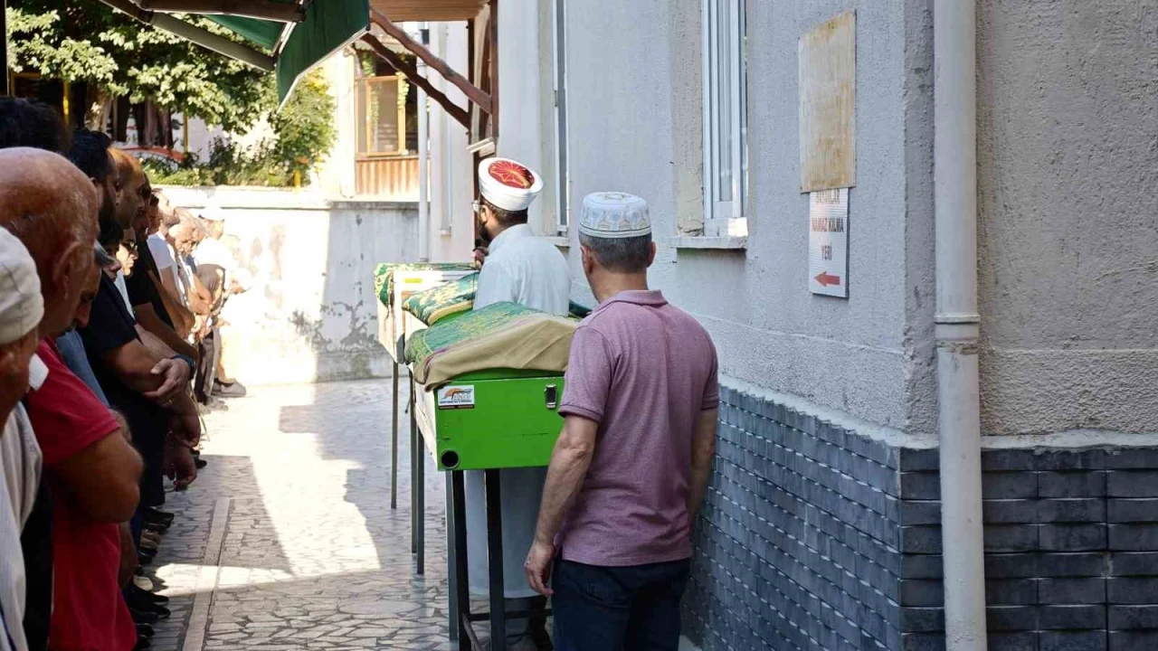 Ardahan&rsquo;daki feci kazada hayatını kaybeden 4 kişi Artvin&rsquo;de toprağa verildi
