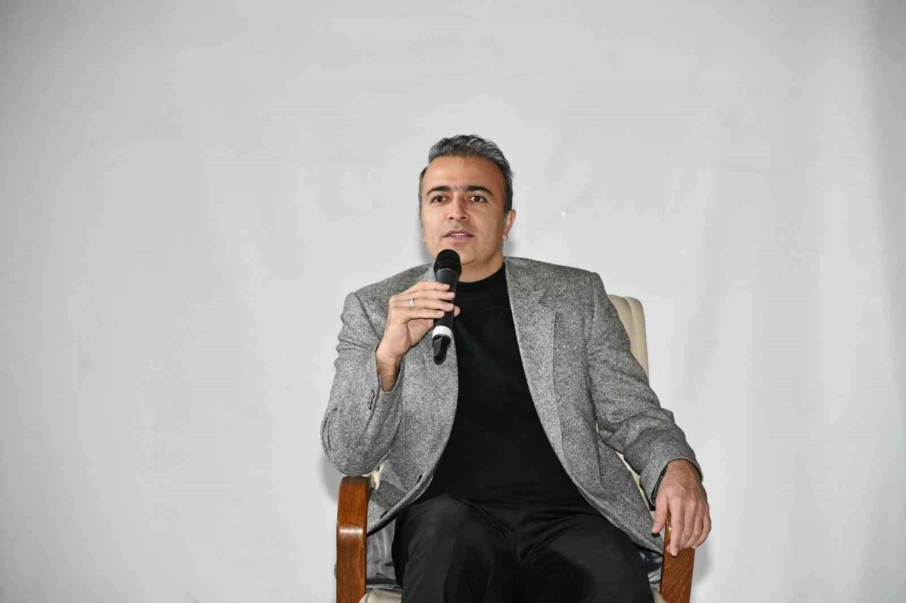 Ardahan Valisi Hayrettin &Ccedil;i&ccedil;ek, "Kariyer G&uuml;nleri" etkinliğinde &ouml;ğrencilerle bir araya geldi
